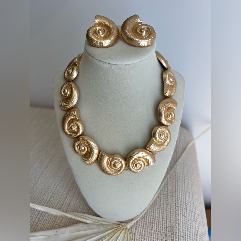 Viral House of Harlow Gold Shell Necklace and Earring Set, NWT